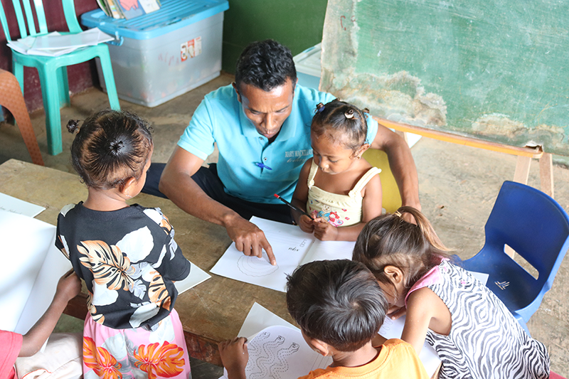 Picture of Belarmino teaching preschool children