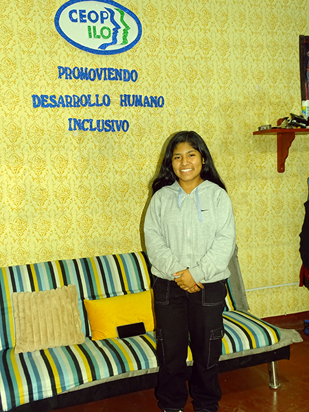 María standing in front of the Ceop Ilo logo