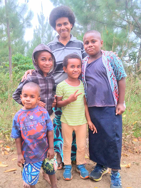 Photo of Merewai with her 4 children